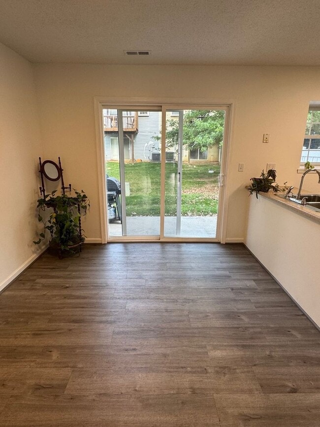 Building Photo - 3 Bedroom 2.5 Bath Townhouse with Full Unf...