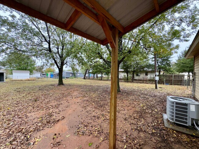 Building Photo - 705 S 5th St