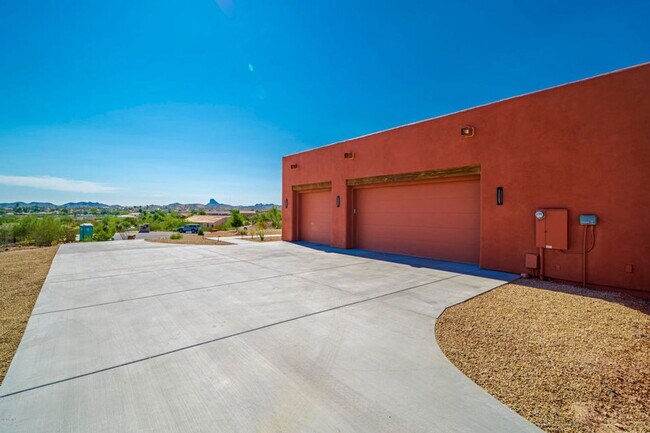 Building Photo - 335 Latigo Way