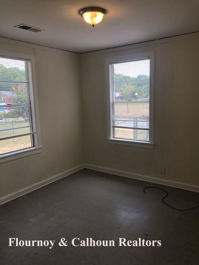 Building Photo - r421a