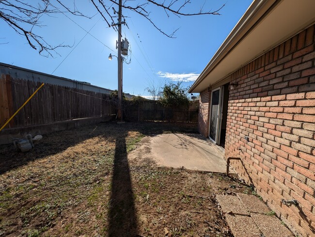 Building Photo - 403 S Elm Ct