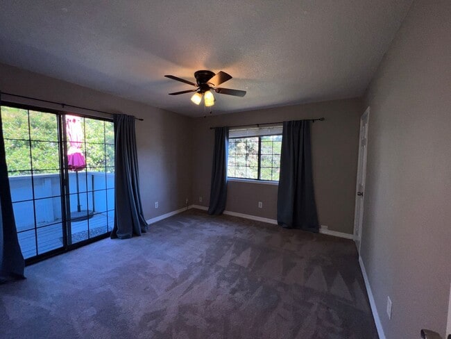 Building Photo - Two bedroom townhouse near Ashland Communi...