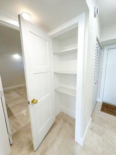 Building Photo - 4800 Bayview Dr