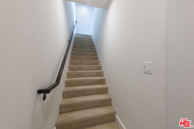 Building Photo - 1345 Havenhurst Dr
