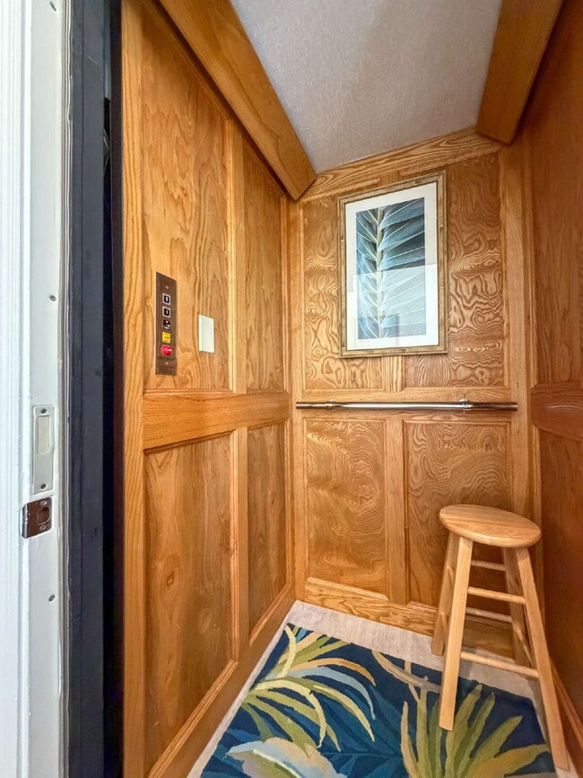 Building Photo - Luxury Furnished Longboat Key Retreat with Private Beach Club Access & Golf Course Views Remodele...