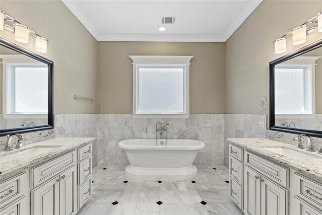 Building Photo - 428 W 26th St