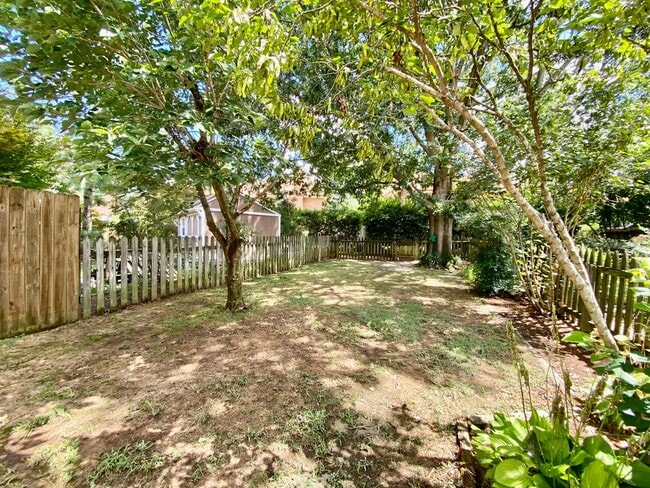Building Photo - Amazing 3 Bedroom Townhome with Fenced Bac...