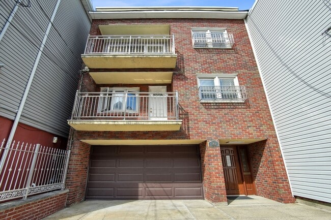 Building Photo - 140 Hopkins Ave