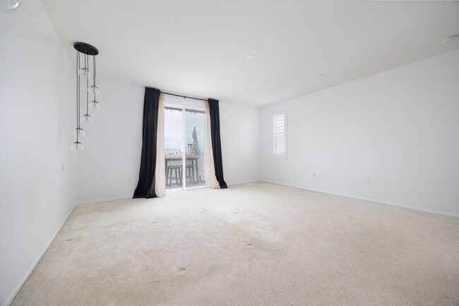 Building Photo - Perfectly located 4-bedroom townhouse in c...