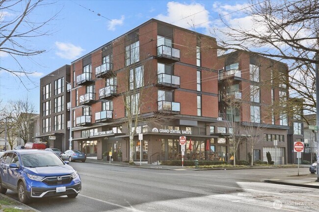 Building Photo - 4422 Woodlawn Ave N