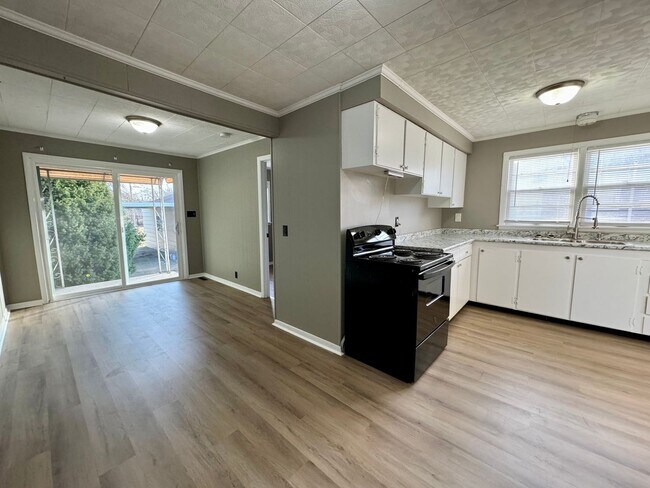 Building Photo - 3609 Maple Ave