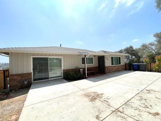 Building Photo - Beautiful 3br, 2b Duplex