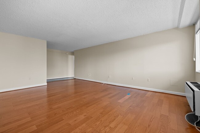 Building Photo - Spacious Renovated Dupont Circle Condo Walking Distance to Metro!
