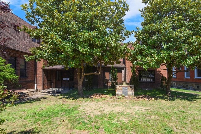 Building Photo - 303 E 10th Ave