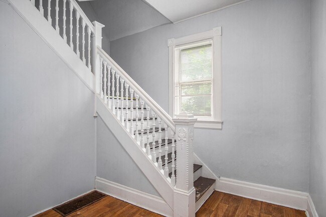 Building Photo - 3 Bedroom Close to Creighton!