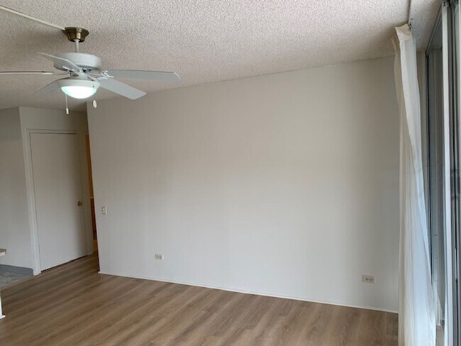 Building Photo - Lilikoi Building (Salt Lake) 1 bedroom, 1 bath Condo with 1 parking - Avail now!