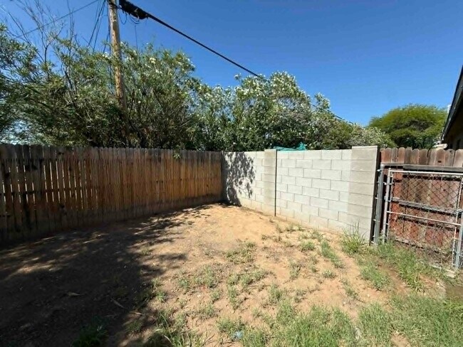 Building Photo - 1518 E Hedrick Dr