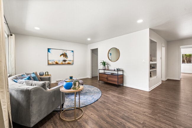 Building Photo - 571 S Taft St