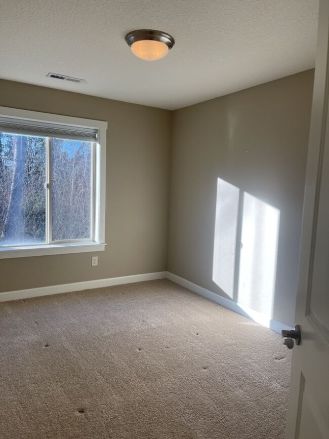 Building Photo - Beautiful Townhome in Camas!