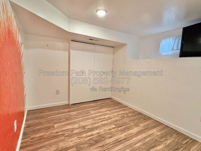 Building Photo - 421 S 11th St