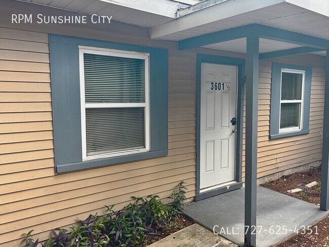 Building Photo - Back unit of large Duplex in Central Oak P...