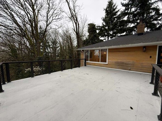 Building Photo - Stunning 4 Bed 3 Bathroom Home!