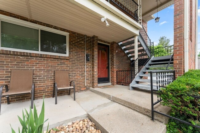 Building Photo - 2 bedroom 1 bath unit for rent in the High...