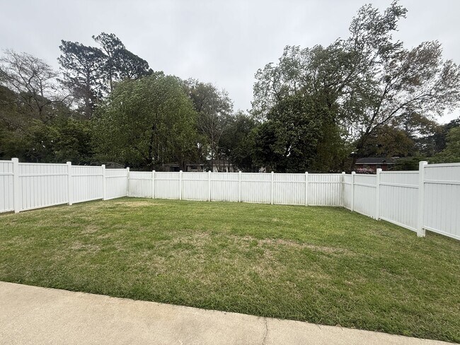 Building Photo - 500 Ashbrook-