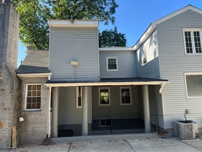 Building Photo - 156 E Linden Ave
