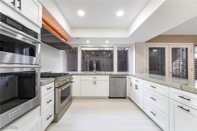 Building Photo - 968 Pinehurst Dr