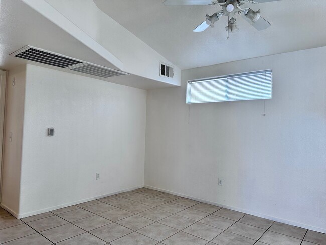 Building Photo - Private Upstairs Retreat in Desirable Gated Community