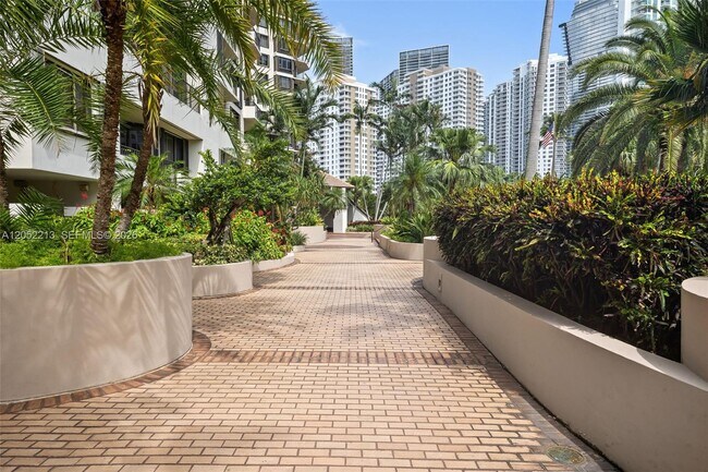 Building Photo - 520 Brickell Key Dr