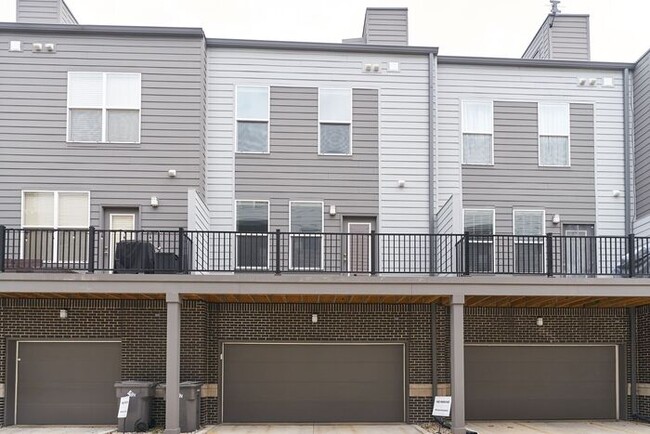 Building Photo - Like New Townhome With Your Own Rooftop Vi...