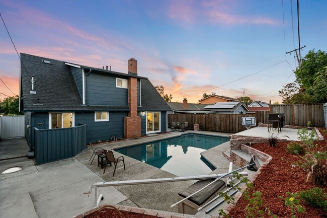 Building Photo - FABULOUS Modern Remodel with PRIVATE POOL ...