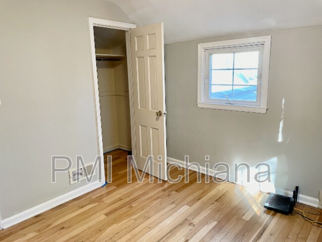 Building Photo - 1311 E Monroe St