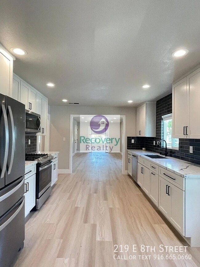 Building Photo - 219 E 8th St