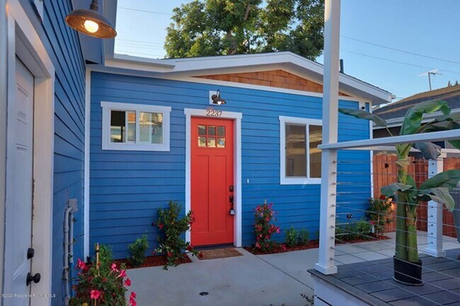 Building Photo - Private 1 Bed 1 Bath Back House with Yard ...