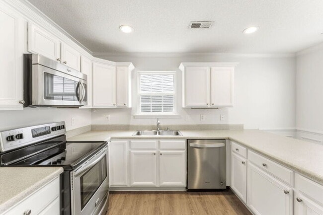 Building Photo - Charming 3-Bedroom Retreat with Cozy Fireplace in Simpsonville