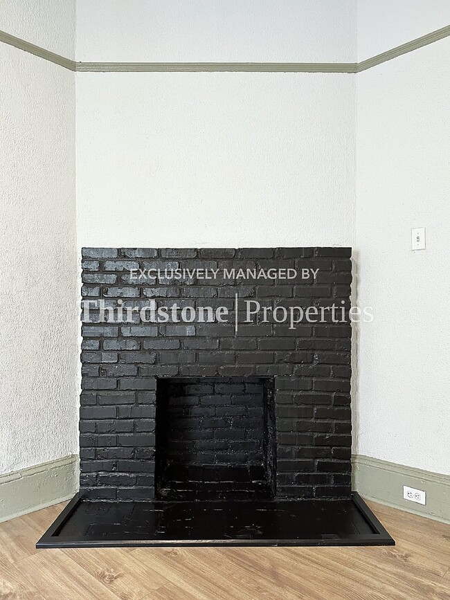 Building Photo - 210 E 9th St