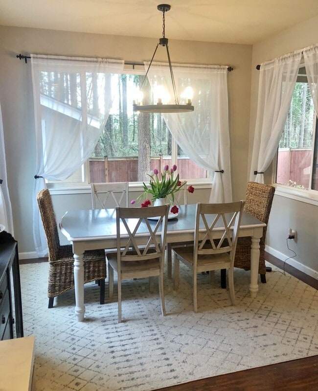 Building Photo - Gorgeous 4 bed plus den
