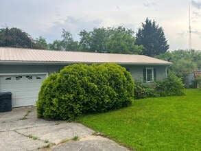 Building Photo - "Charming 3-Bedroom Retreat with Gleaming Hardwood Floors in Hendersonville!"