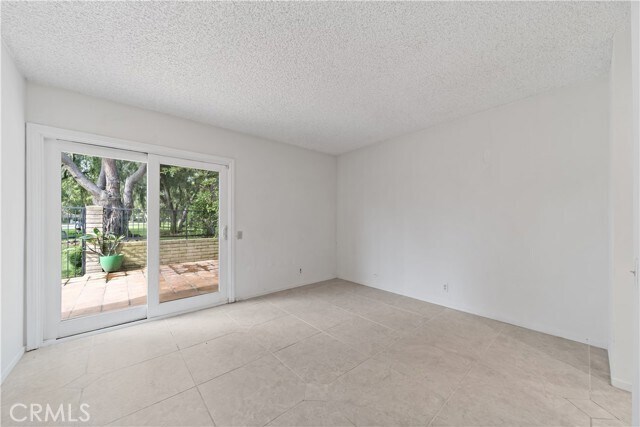 Building Photo - 75 Willow Tree Ln