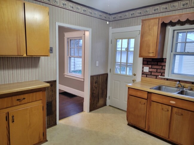 Building Photo - 621 Dearborn Ave