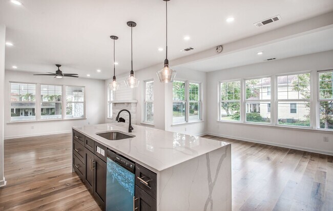 Building Photo - Elegant Midtown Memphis Single-Family Home...