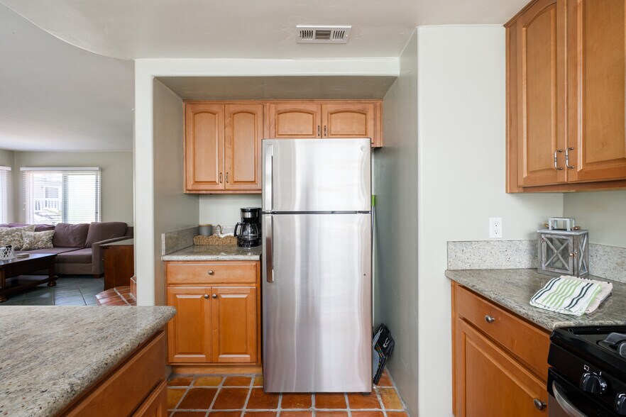 Building Photo - 732 Jersey Ct