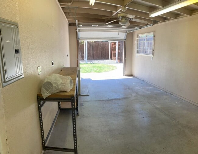 Building Photo - 1113 Wildflower Dr