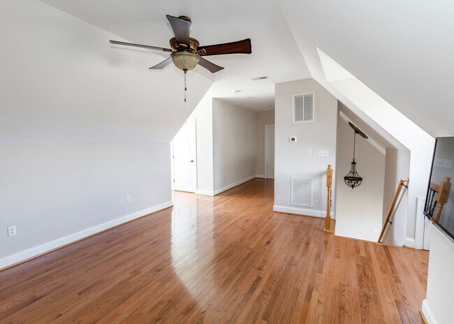 Building Photo - 5 bedroom home