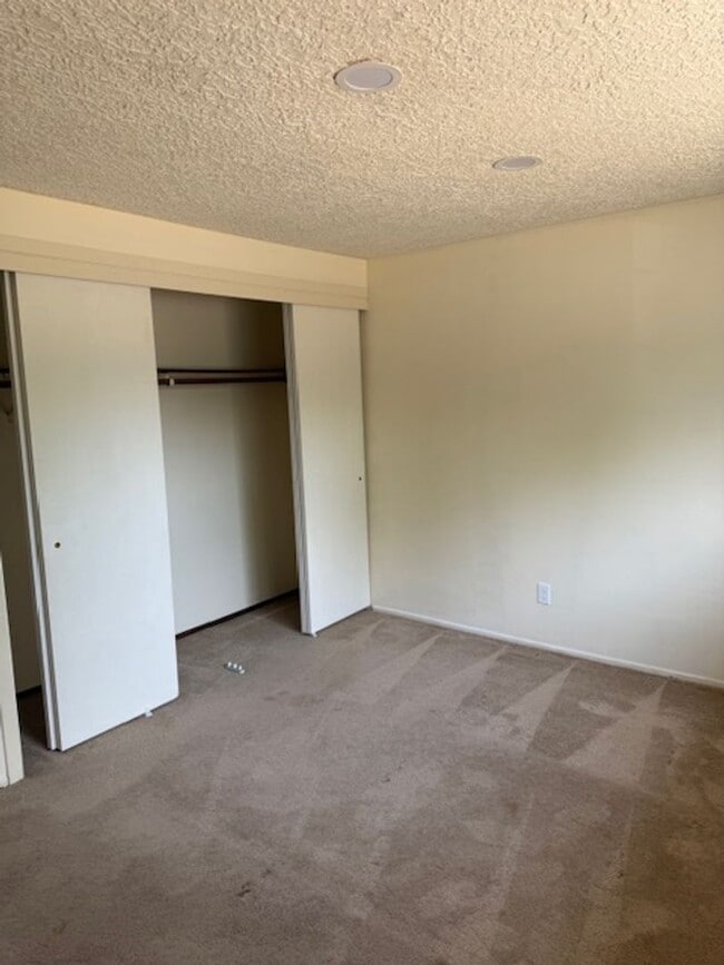 Building Photo - Spacious 4-Bedroom Duplex Near Westfield Mall