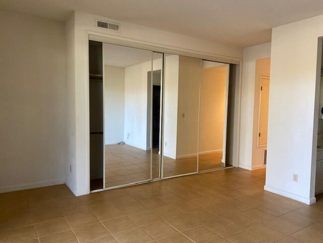 Building Photo - 15 Invincible Ct