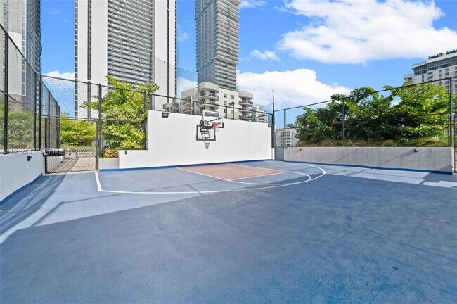 Building Photo - 700 NE 24th St